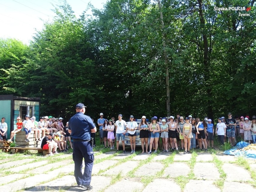 Policja powiatu żywieckiego uczy o zasadach bezpieczeństwa. Funkcjonariusze odwiedzili obóz harcerski w Zarzeczu