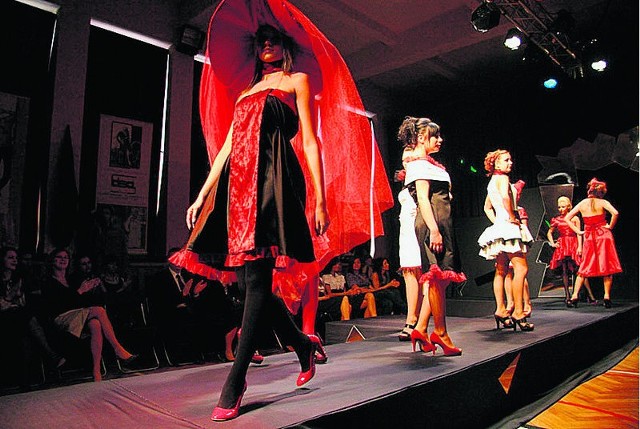 Zespół Szkół Projektowania i Stylizacji Ubioru w Sosnowcu często organizuje pokazy mody