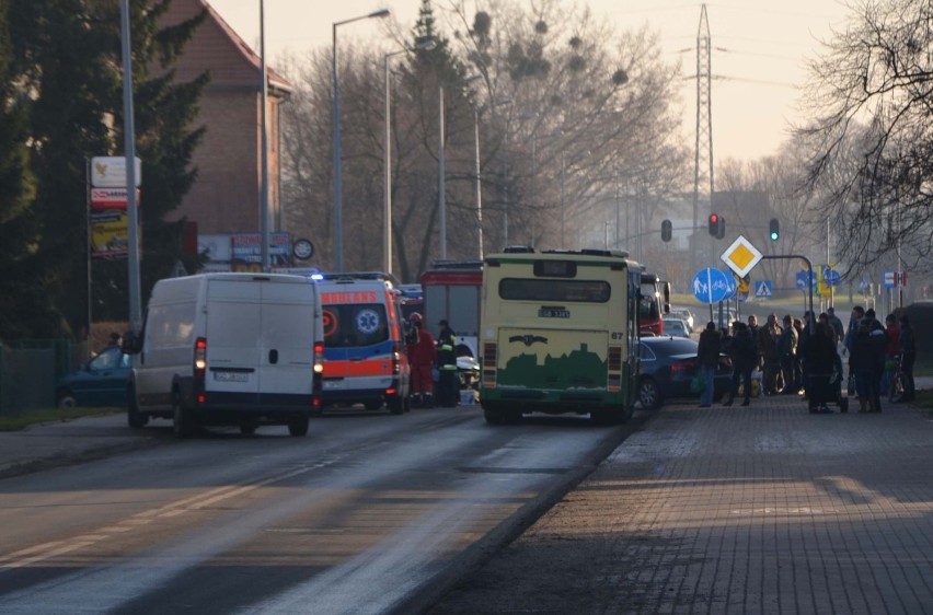 Wypadek w Malborku. Na Sikorskiego trzy osoby ranne po zderzeniu vw golfa i audi