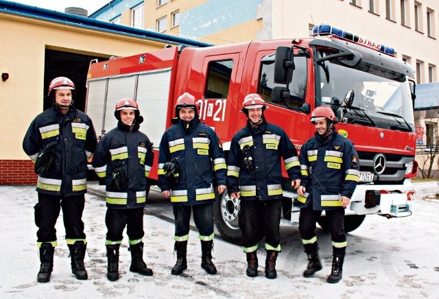 Zawodowcy z Olkusza cieszą się z nowego wozu, bo ma sprzęt zarówno do gaszenia, jak i do ratownictwa drogowego