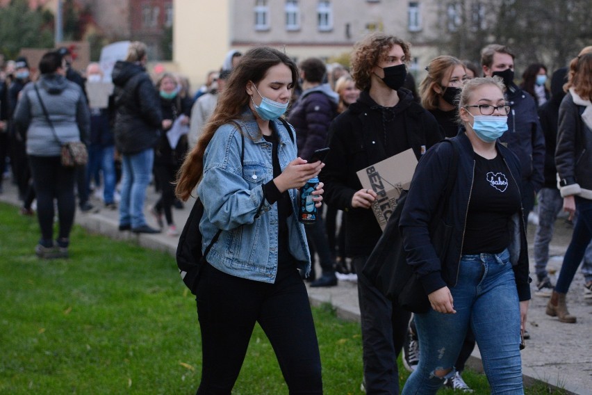 Protest w Grudziądzu przeciwko zaostrzaniu prawa aborcyjnego [zdjęcia]