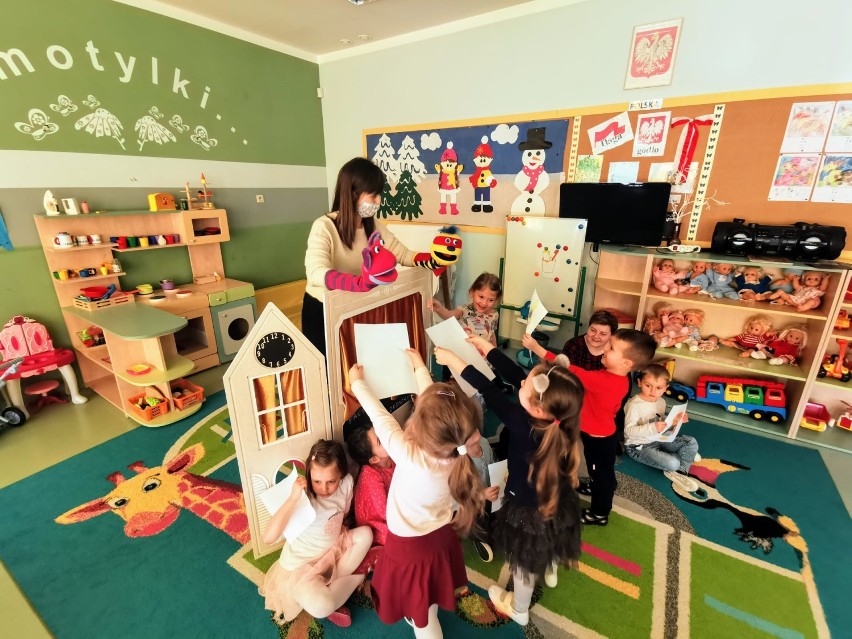 Bibliotekarki MBP w Rawie objeżdżają z teatrzykiem...