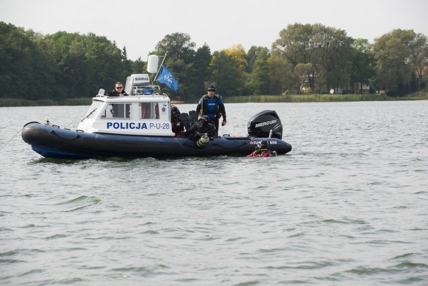 Policja Poznań: Ćwiczenia nurków na Jeziorze Kierskim