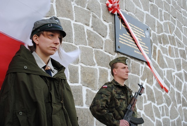 Na ścianie kościoła Maksymiliana Kolbe w Koninie, zawisła...