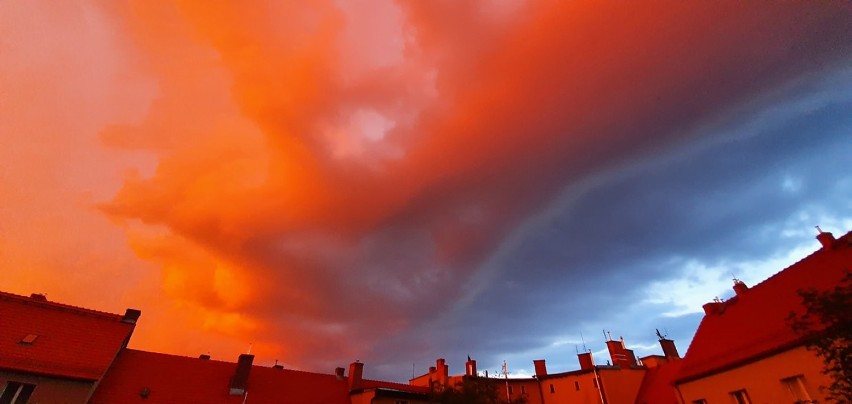 Niebo nad Wałbrzychem. Setki barw i dziwna chmura