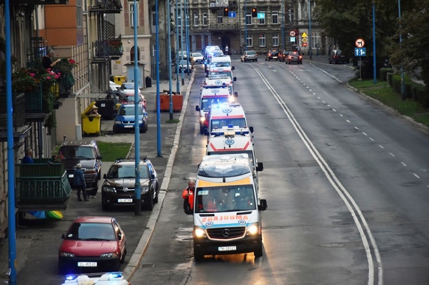 Parada ambulansów przejechała ulicami Legnicy.