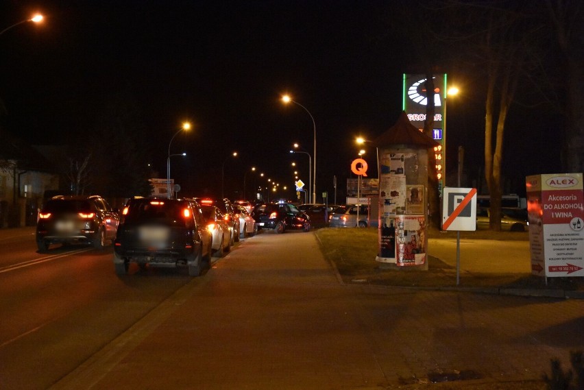 Gorliczanie szturmem ruszyli na stacje benzynowe. Przy każdej w kolejkach stoi po kilkadziesiąt pojazdów.