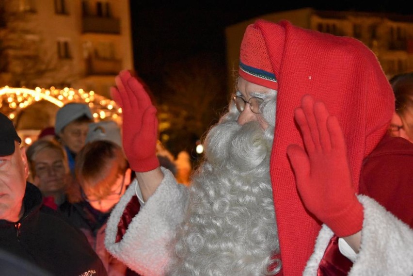 Święty Mikołaj z Rovaniemi odwiedził Piłę. Mieszkańcy witali go bardzo serdecznie [ZOBACZ ZDJĘCIA]