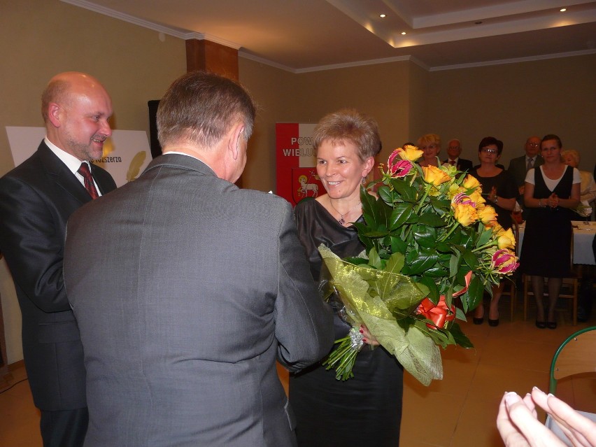 Wieluń: Starosta nagrodził pracowników oświaty