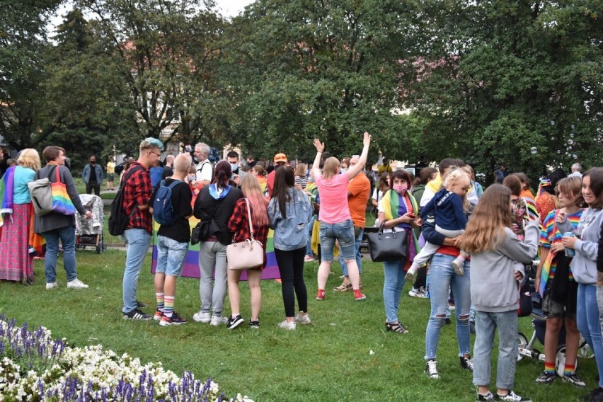 "Tęczowy piknik" poparcia dla środowisk LGBT odbył się w Nowym Tomyślu [ZDJĘCIA]