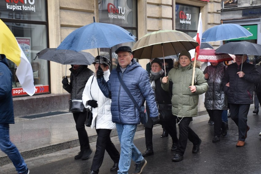 Rocznica śmierci Jana Pawła II. W Kaliszu odbył się Marsz Pamięci i modlitwa przy pomniku papieża. ZDJĘCIA, WIDEO