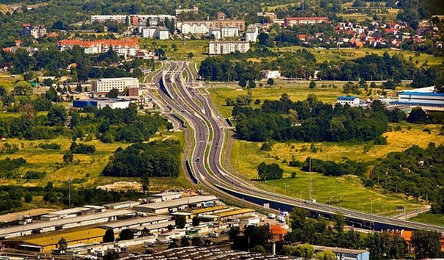 Dzisiaj obwodnica śródmiejska urywa się w środku osiedla. Najlepiej widać to z lotu ptaka