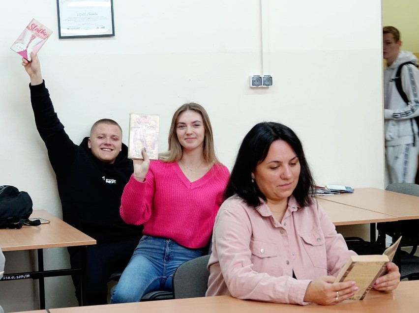 Akcja "Przerwa na czytanie" w "drzewniaku" w Radomsku. Czytali uczniowie i nauczyciele. ZDJĘCIA