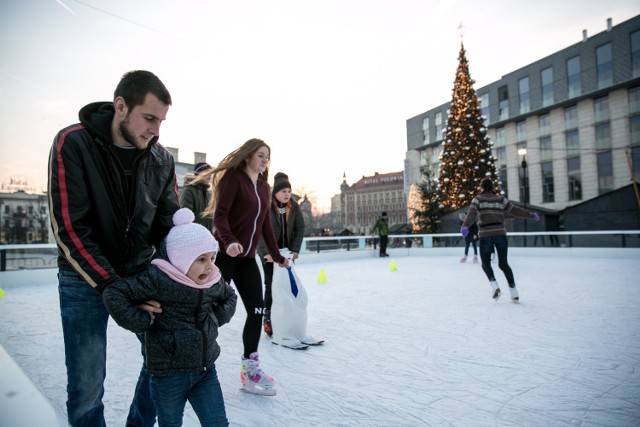 Zobacz jak krakowianie bawią się na lodowisku!