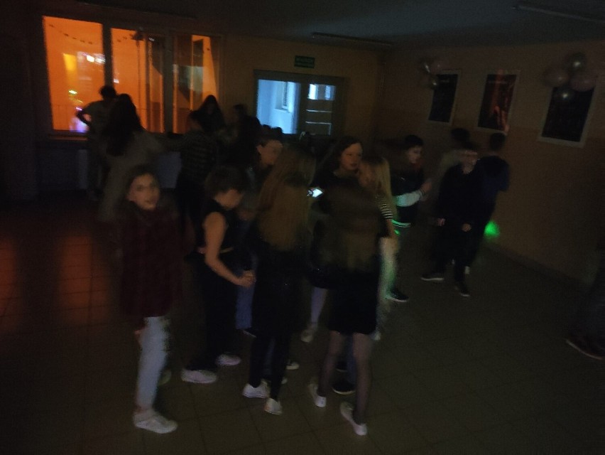 Taneczne Andrzejki w klimatach disco w Szkole Podstawowej numer 4 w Jędrzejowie. Zobaczcie na zdjęciach jak się bawili uczniowie
