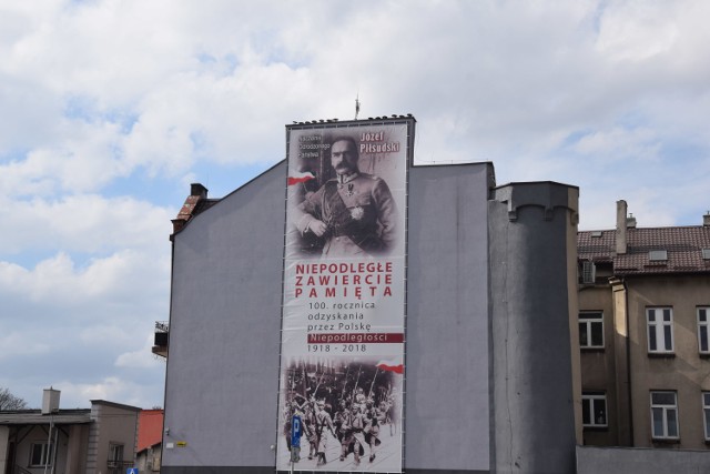 Kilka dni temu na ścianie Miejskiego Ośrodka Pomocy Społecznej w Zawierciu pojawił się duży baner z wizerunkiem marszałka Józefa Piłsudskiego. To kolejny element, który ma upamiętnić 100-lecie odzyskania niepodległości przez Polskę.