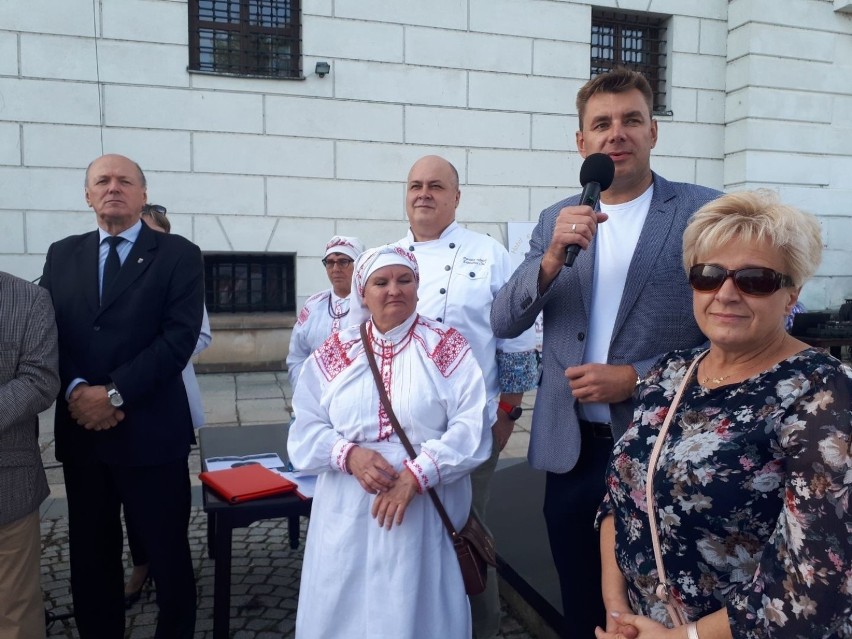 Gratulacje zwyciężczyniom złożył burmistrz Marcin Marzec i...