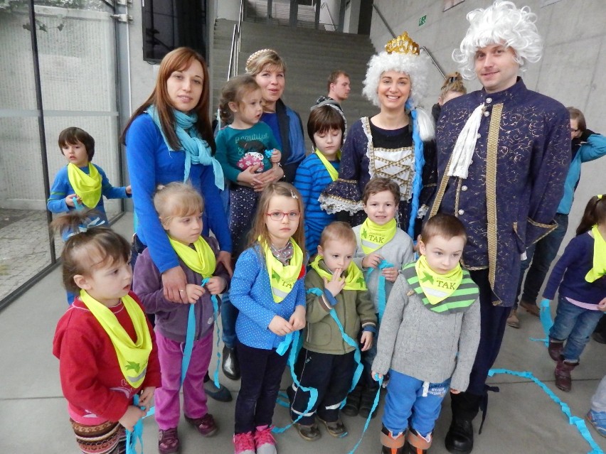 Międzynarodowy Dzień Autyzmu w Opolu. Przedszkolaki odwiedziły Wieżę Piastowską [wideo]