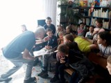 Zabrał dzieci do Kliniki Małych Zwierząt w Leśnej Górce. Znany pisarz spotkał się z młodymi Czytelnikami (zdjęcia)