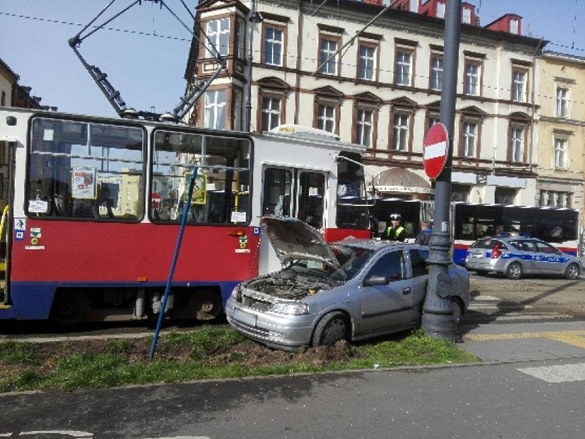Wypadek w Bydgoszczy. Auto zakleszczone między tramwajem a słupem podtrzymującym trakcję! 
