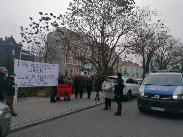 "Ludziom pomagamy a sami biedę mamy" - pikieta pracowników DPS Dom Kombatanta przed starostwem powiatowym.