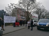 Pikieta w Lublińcu - zdjęcia. Protestowali pracownicy DPS Dom Kombatanta. Starosta: "Myślałem że przyjdziecie podziękować"