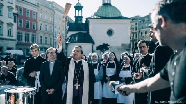 O „Klerze” powiedziano i napisano już chyba wszystko. Może warto zaznaczyć, że nie jest to najlepszy film Wojciecha Smarzowskiego. Fabuła momentami się dłuży, niektóre wątki są zbyt oczywiste. Ale, jest to na pewno najważniejszy film reżysera, a być może nawet najważniejszy obraz ostatniej dekady. „Kler” wywołał bowiem wielką dyskusję o grzechach kościoła i księży. Zbiegł się w czasie z milionowym odszkodowaniem dla ofiary pedofilii. Obejrzały go miliony, był cytowany przez media na całym świecie od The New York Times po Die Welt.

reż. Wojtek Smarzowski 

Zobacz też: Nie tylko KLER. Jakie jeszcze filmy pobiły rekordy oglądalności w Polsce? Sprawdź!