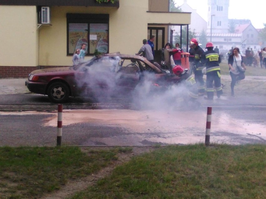 Pożar samochodu na Łowickiej w Legnicy (FOTO)
