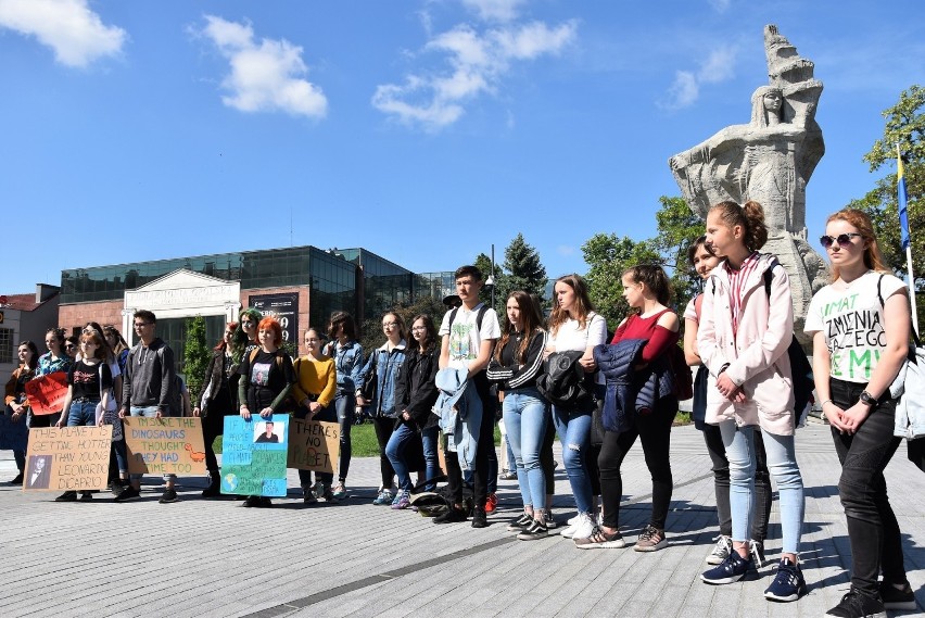 Młodzieżowy Strajk Klimatyczny w Opolu odbył się na placu...