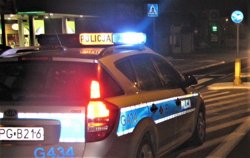 Patrol policji w pobliżu jednej ze stacji paliw w Oświęcimiu...