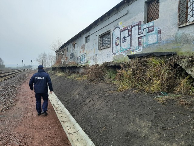 Podczas bieżącej służby policjanci z powiatu sztumskiego sprawdzają miejsca, gdzie mogą przebywać osoby bezdomne.