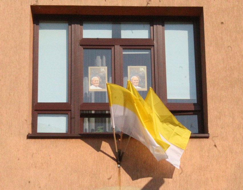 Kalwaria Zebrzydowska. Udekoruj okno. Hołd dla Jana Pawła II z okazji setnej rocznicy urodzin