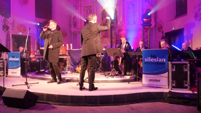 Artysta wystąpił w poddębickim kościele wraz z Big Silesian Band z okazji Dnia Kobiet