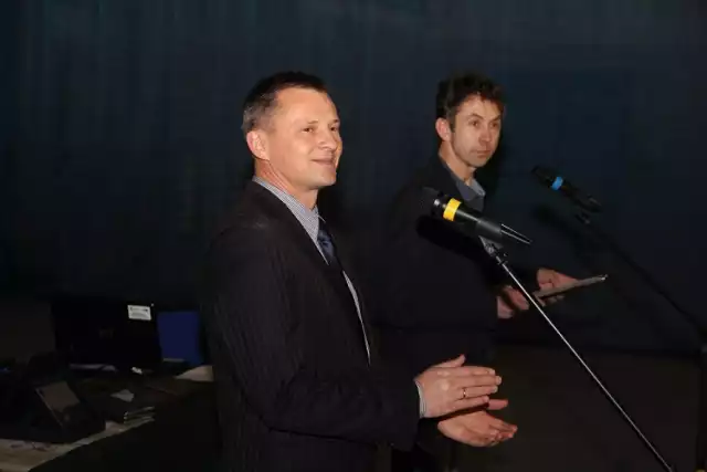 Paweł Olszański (z lewej). Na drugim planie Wiesław Lenda