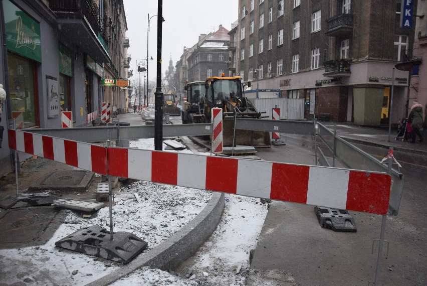 Remont ulicy Śródmiejskiej w Kaliszu trwa. Sprawdź, jak...