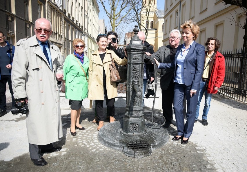 Podwórzec miejski na Piramowicza w Łodzi zdobi historyczna...