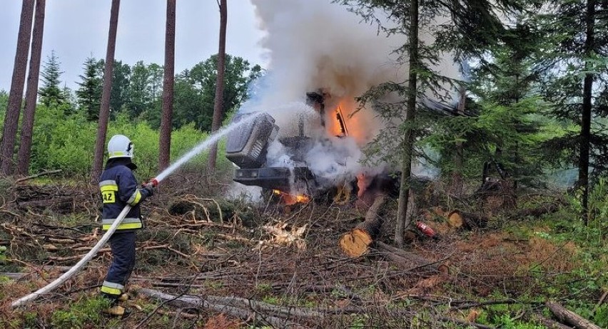 Gmina Kobiele Wielkie. Strażacy gasili pożar maszyny leśnej, 250 tys. zł strat