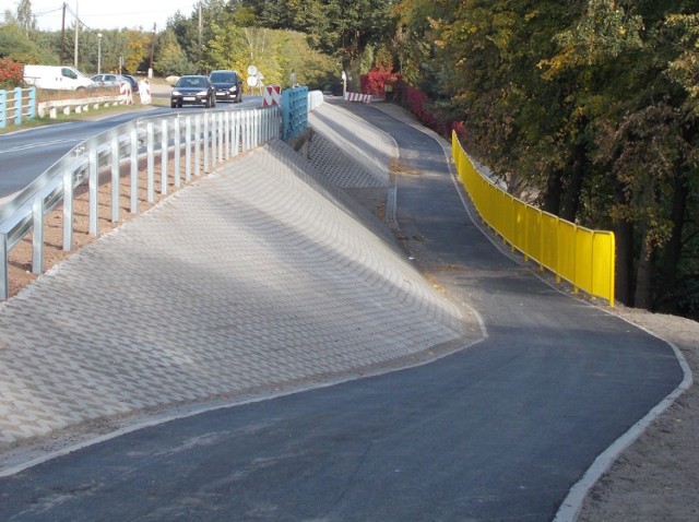 To jeden z ciekawszych fragmentów ścieżki rowerowej łączącej Samociążek z Koronowem. Oddano ją do użytku w roku 2015.