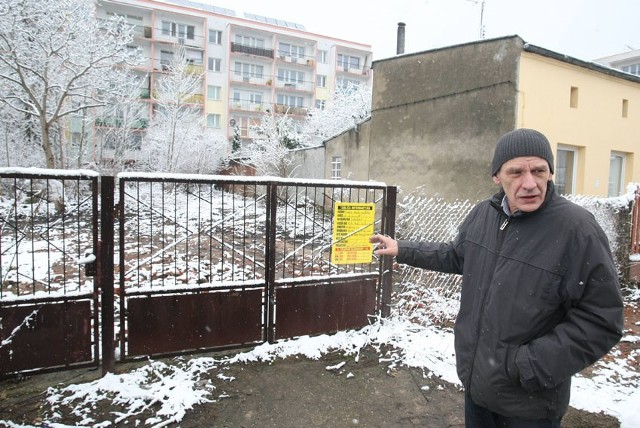- Nowy budynek ma powstać za tą bramą, 12 metrów od naszego bloku - pokazuje Andrzej Oganiaczyk.