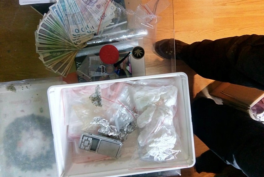 Brzesko. 27-letni diler próbował pozbyć się narkotyków wyrzucając je przez okno, teraz jest w areszcie