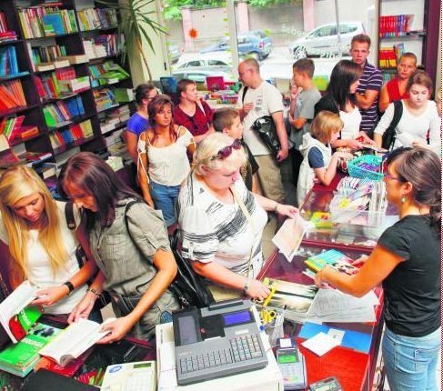 W księgarniach kolejki: jedni kupują nowe podręczniki, inni używane