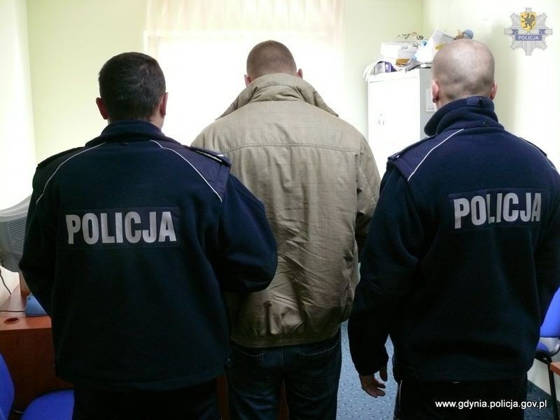 Kryminalni z Gdyni zatrzymali 5 osób posiadających...