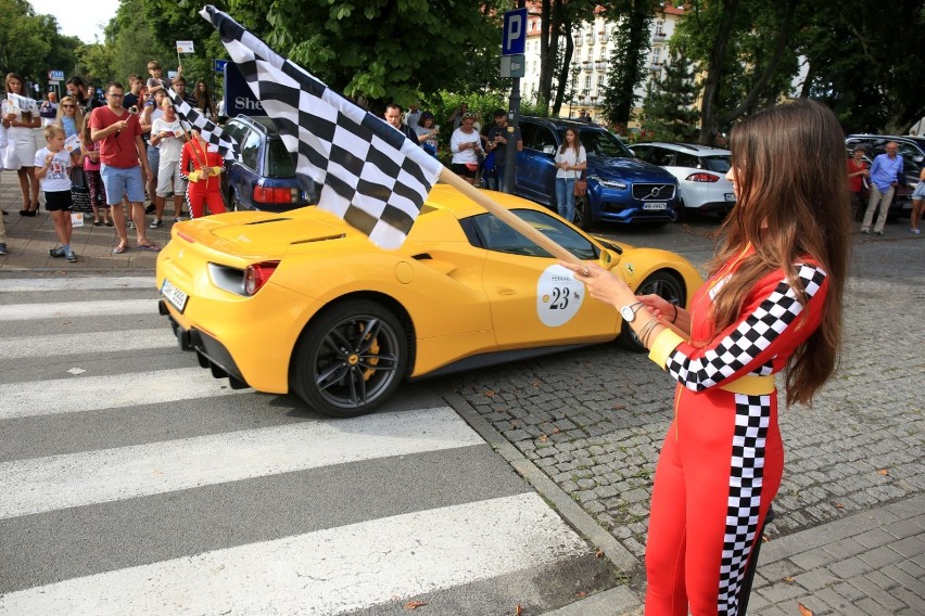 Kawalkada 34 aut marki Ferrari przejechała przez Sopot [ZDJĘCIA]