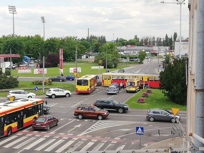 W Grudziądzu samochód osobowy zderzył się z tramwajem