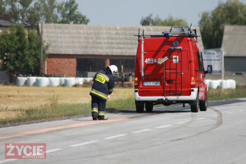 Strażacy usuwali plamę oleju na DK nr 36 [ZDJĘCIA]                                        