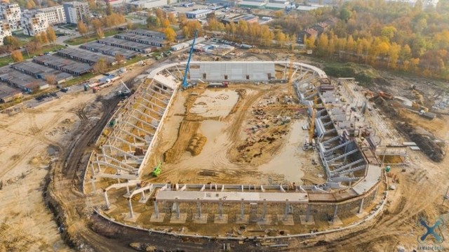 Na zdjęciach wykonanych z drona, doskonale widać postępy prac na budowie stadionu. Pierwszych sześc zdjęć to najświeższa perspektywa, sprzed kilku dni. Pozostałe zostały zrobione nieco wcześniej. Polecamy również wspaniałą panoramę Sosnowca i Górki Środulskiej widzianą z góry.