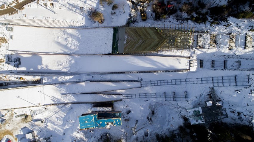 Zakopane. Kompleks Średniej Krokwi już prawie gotowy! Roboty na skoczniach idą pełną parą pomimo zimy. Kiedy pierwsze skoki?