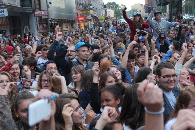 flash mob na Półwiejskiej, flash mob gangnam style w Poznaniu