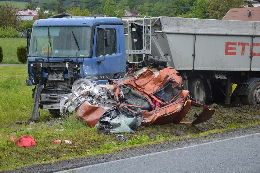 Śmiertelny wypadek w Olszynach. Kierowca ciężarówki: Nic nie mogłem zrobić [ZDJĘCIA, WIDEO]