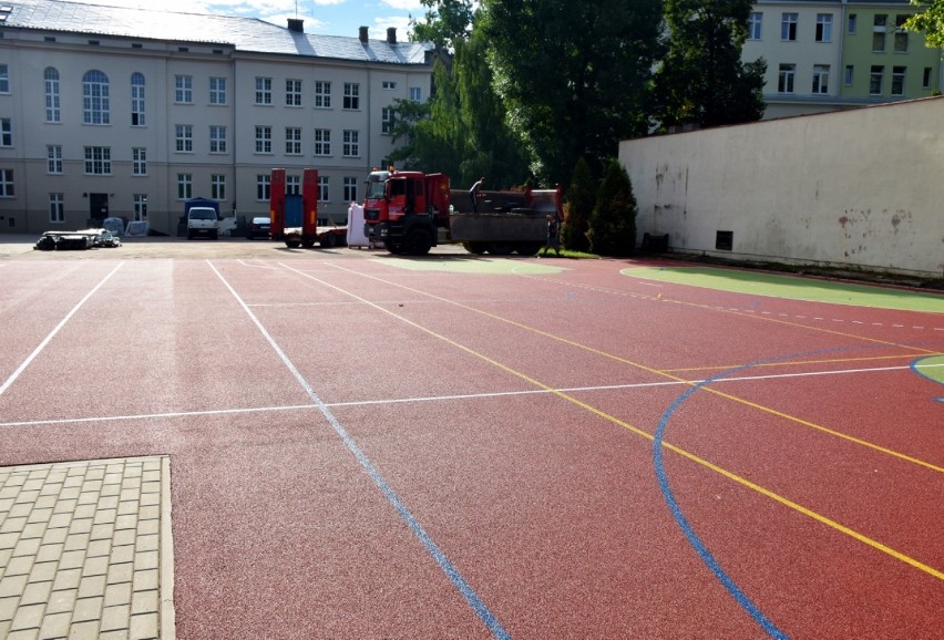 Kończy się budowa wielofunkcyjnego boiska przy Zespole Szkół...